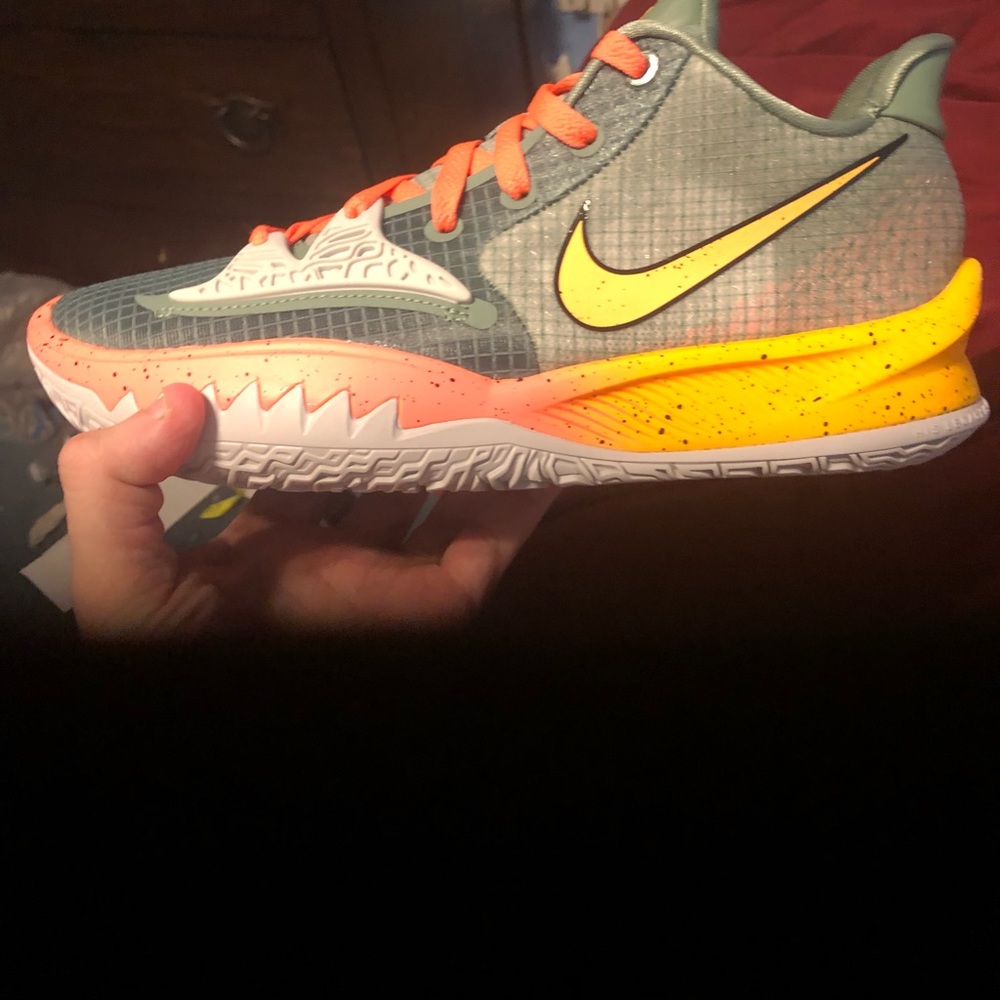 Size 8 kyrie low 4